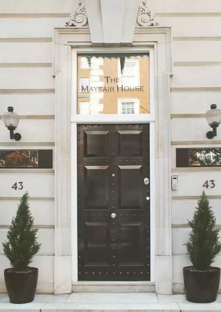 „The Mayfair House“ įėjimo durys Londone