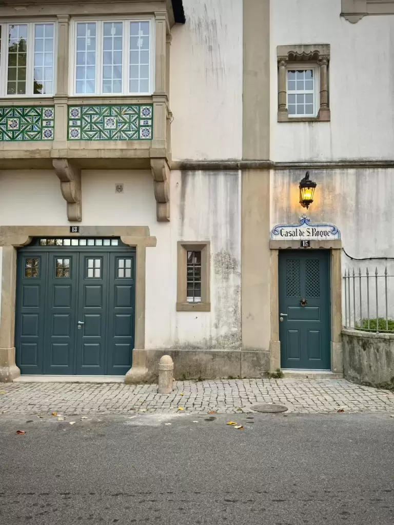 Žalios pastato durys Portugalijoje